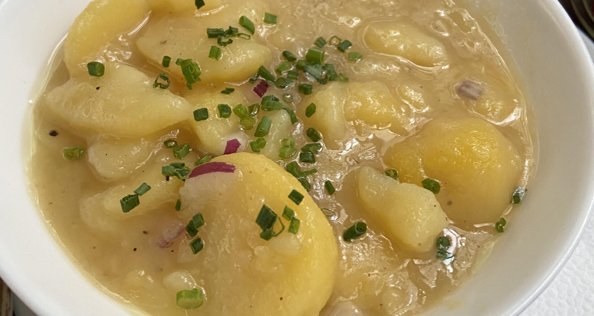 Wie macht man Erdäpfelsalat mit so einer Suppe?