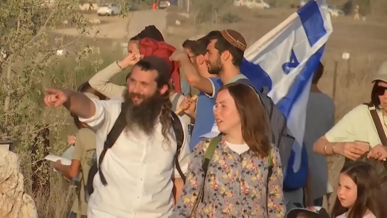 Des Israéliens manifestent pour pouvoir revenir habiter à Gaza • FRANCE 24