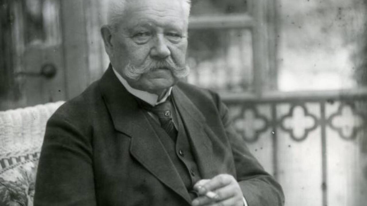 1930: Der deutsche Reichspräsident Hindenburg löst den Reichstag auf und ordnet Neuwahlen an.