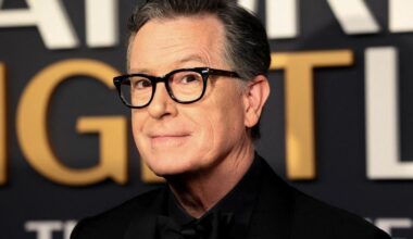 US-Sender: CBS setzt "Late Show" mit Stephen Colbert ab | Stephen Colbert zieht oft über Donald Trump her. Nun steht seine Show vor dem Aus. Politische Gründe streitet der Sender ab – doch dessen Mutterkonzern steht unter Druck.