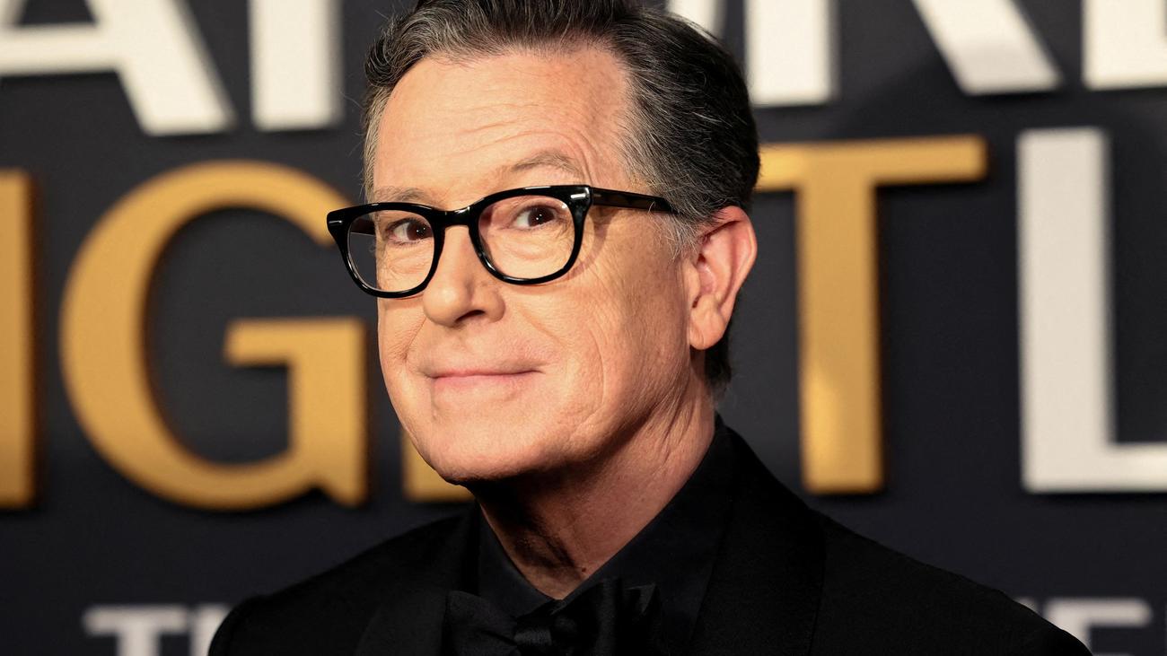 US-Sender: CBS setzt "Late Show" mit Stephen Colbert ab | Stephen Colbert zieht oft über Donald Trump her. Nun steht seine Show vor dem Aus. Politische Gründe streitet der Sender ab – doch dessen Mutterkonzern steht unter Druck.