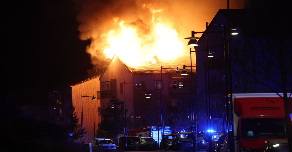 Storbrand i Upplands-bro norr om Stockholm - SVT Nyheter