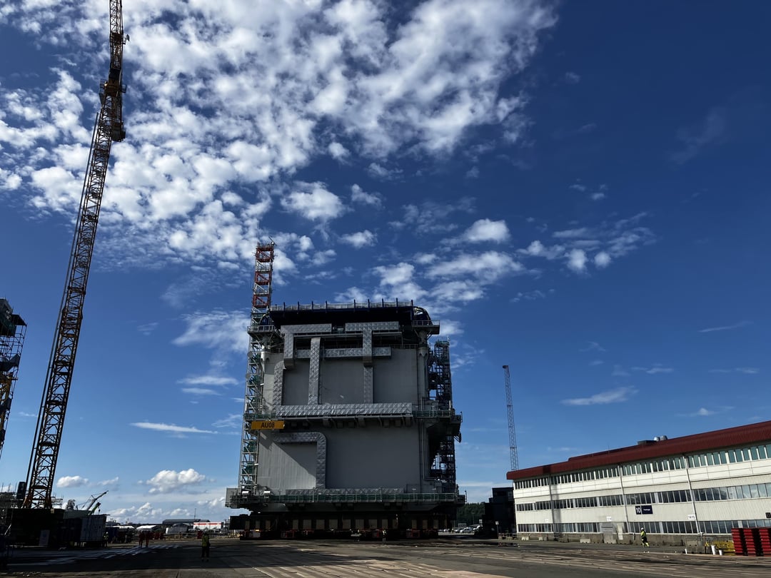 Transportation of HVDC transformer at Stord yard.