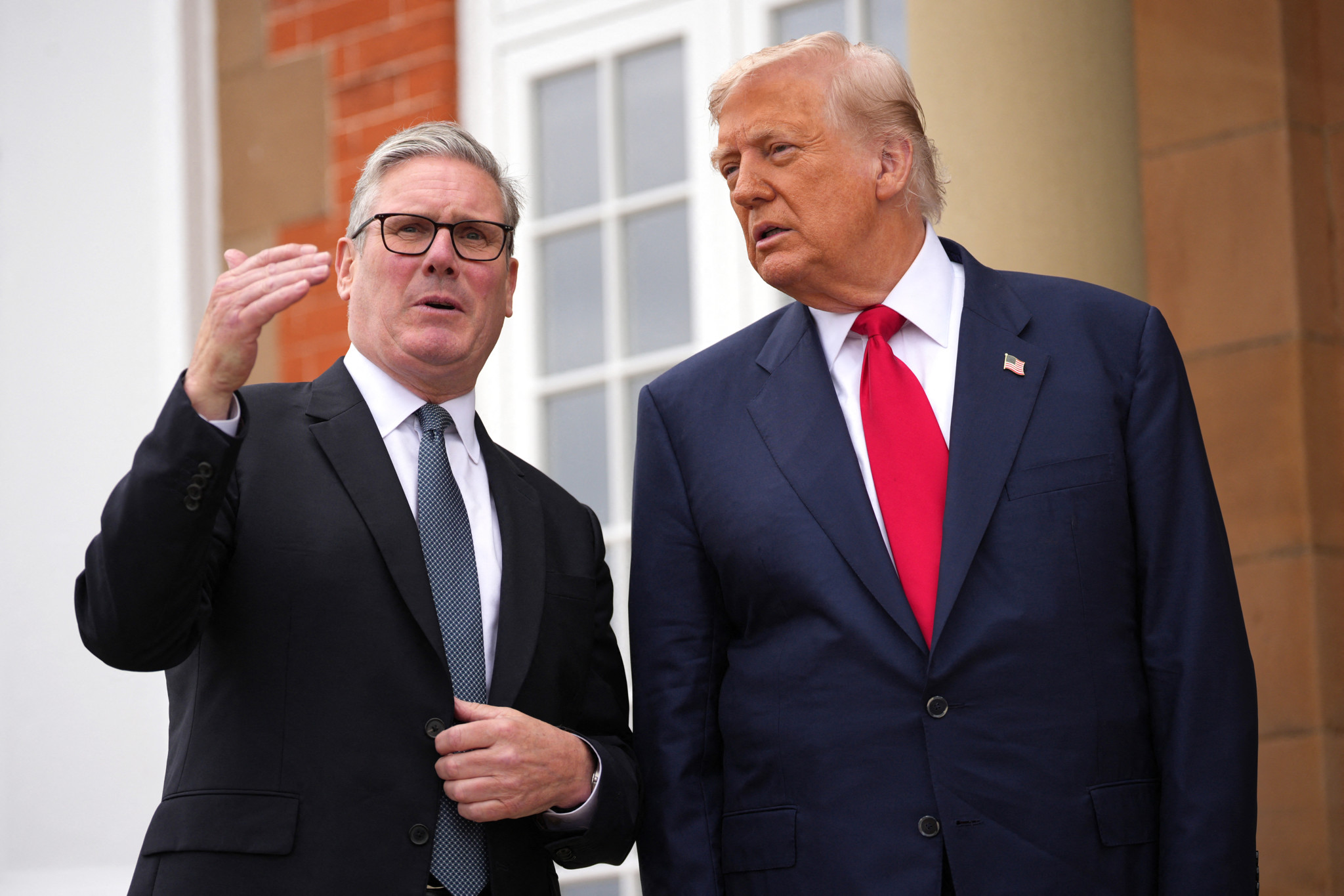 US-Präsident Donald Trump und der britische Premierminister Keir Starmer sprechen vor einem Treffen in den Trump Turnberry Golfplätzen in Schottland mit den Medien.
