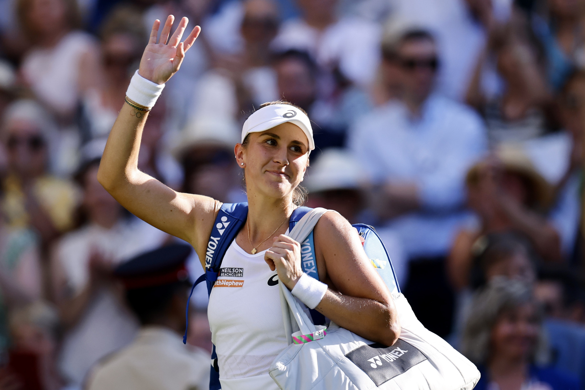 Belinda Bencic salue les spectateurs après sa défaite en demi-finale à Wimbledon contre Iga Swiatek, 10 juillet 2025.