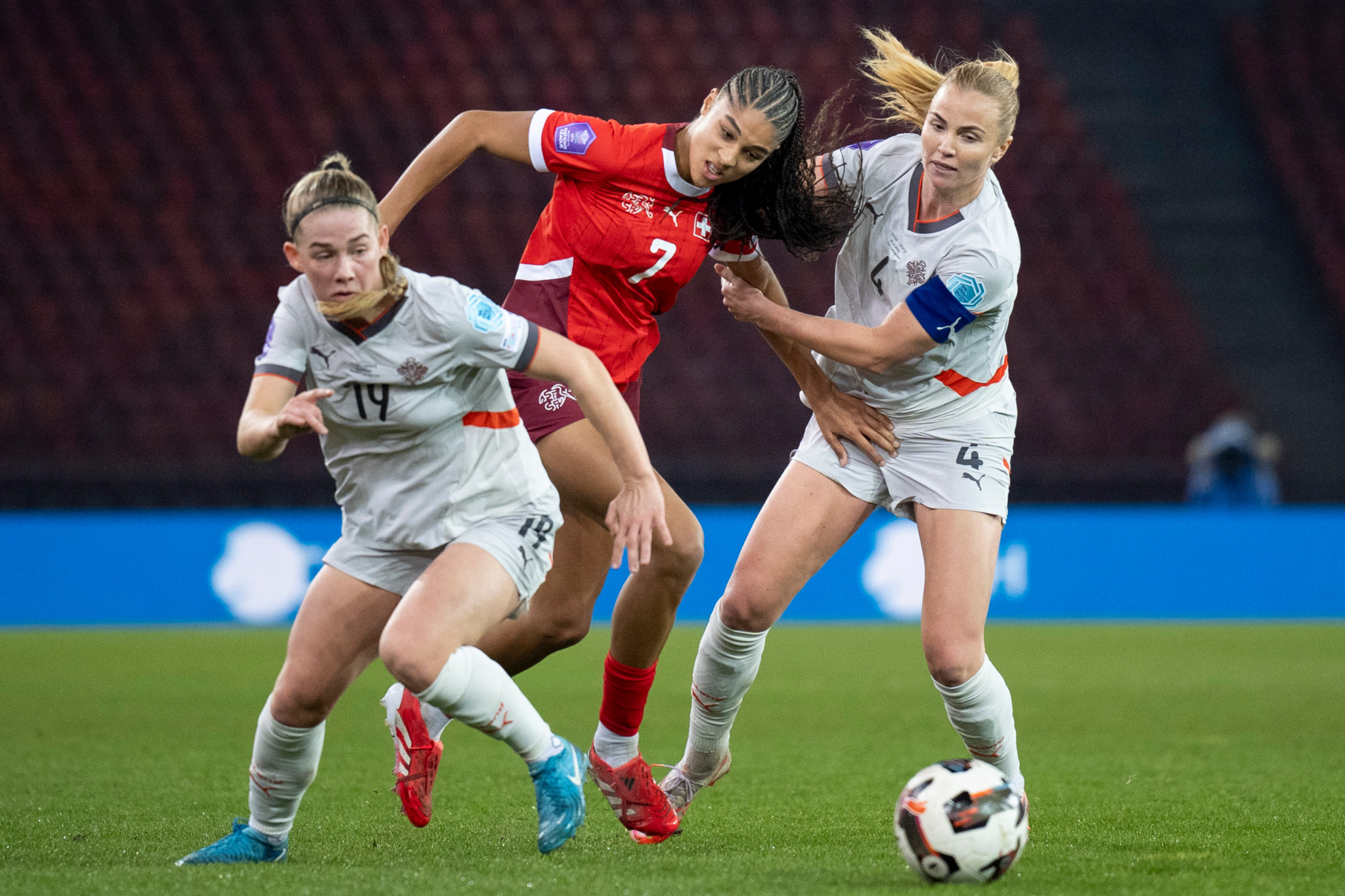 Schweizer Spielerin Sydney Schertenleib in Zweikampf mit Island-Spielerinnen Saedis und Glodis Viggosdottir während der Women’s Nations League in Zürich. Schweizer Spielerin Sydney Schertenleib in Zweikampf mit Island-Spielerinnen Saedis und Glodis Viggosdottir während der Women’s Nations League in Zürich.