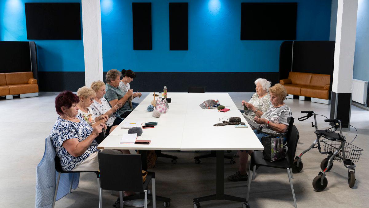 Rechts gegen Omas - Unabhängige Initiativen und Vereine stehen in Ostdeutschland massiv unter Druck. Vor allem Rechtsextreme machen mobil gegen Vielfaltsangebote und Demokratieförderung. Und die CDU hilft der AfD dabei.