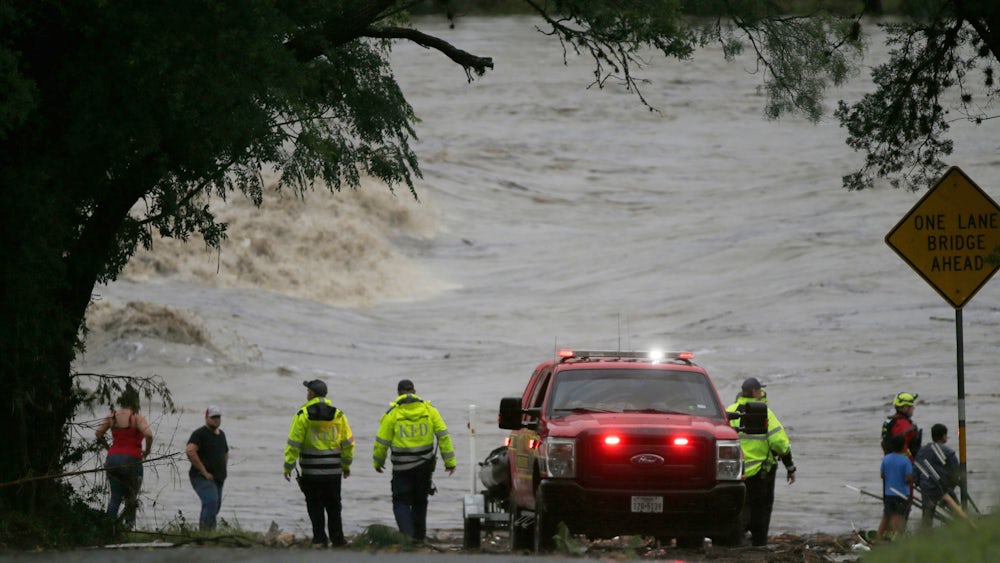 Ersthelfer suchen die Ufer des Guadalupe River nach Menschen ab, die von den Überschwemmungen mitgerissen wurden.