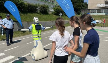 ‘Robot lollipop lady’ tested in Slovakia to guide kids across roads