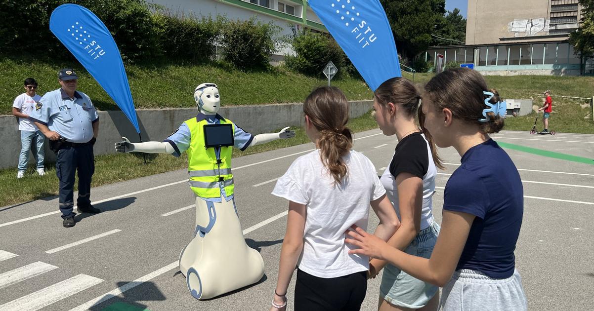 ‘Robot lollipop lady’ tested in Slovakia to guide kids across roads