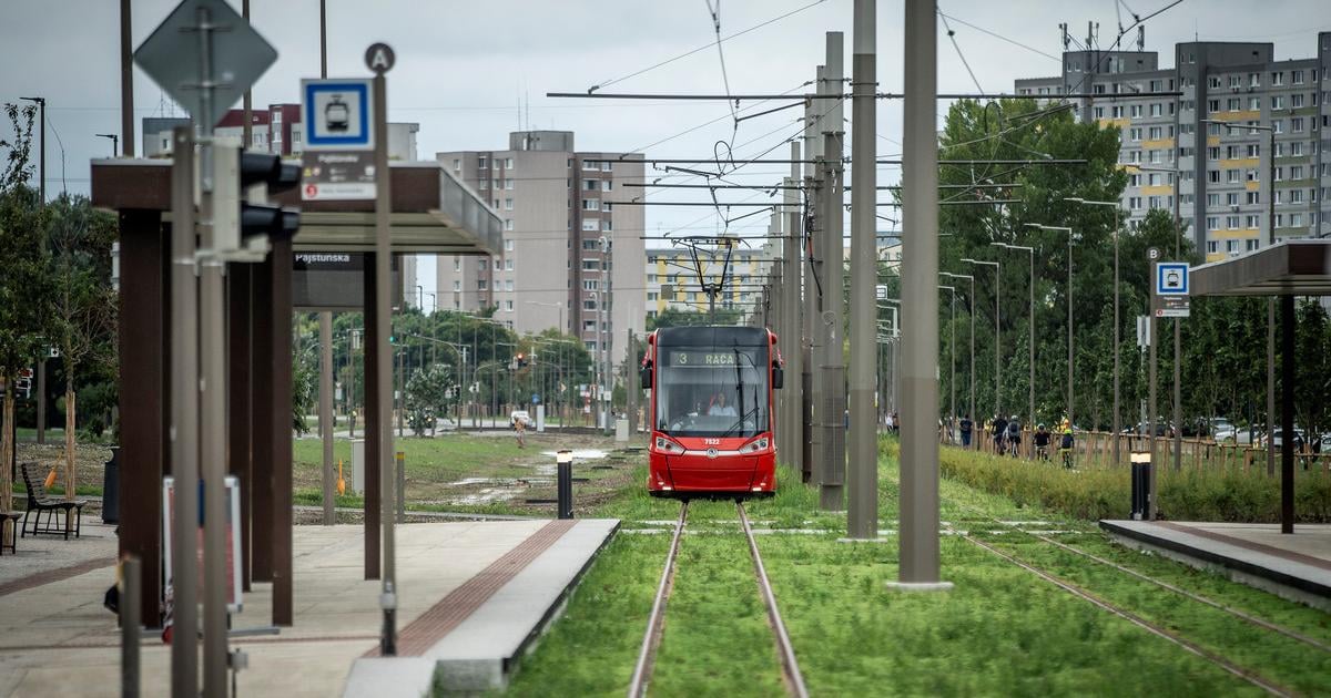 News digest: On Sunday, Petržalka’s long-awaited tram dream became reality