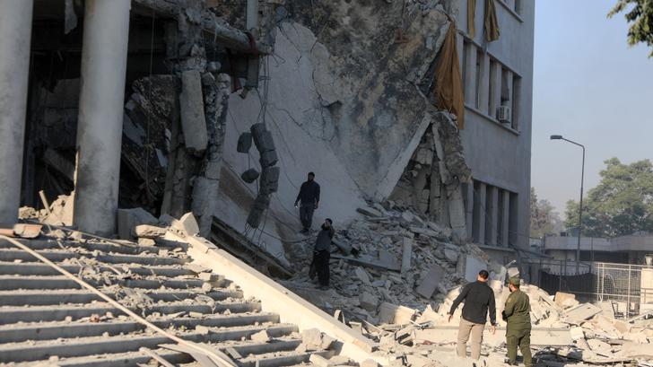 Des membres des forces de sécurité syriennes près du quartier général de l’armée syrienne et du ministère de la Défense à Damas, à la suite des frappes israéliennes du 16 juillet 2025.
