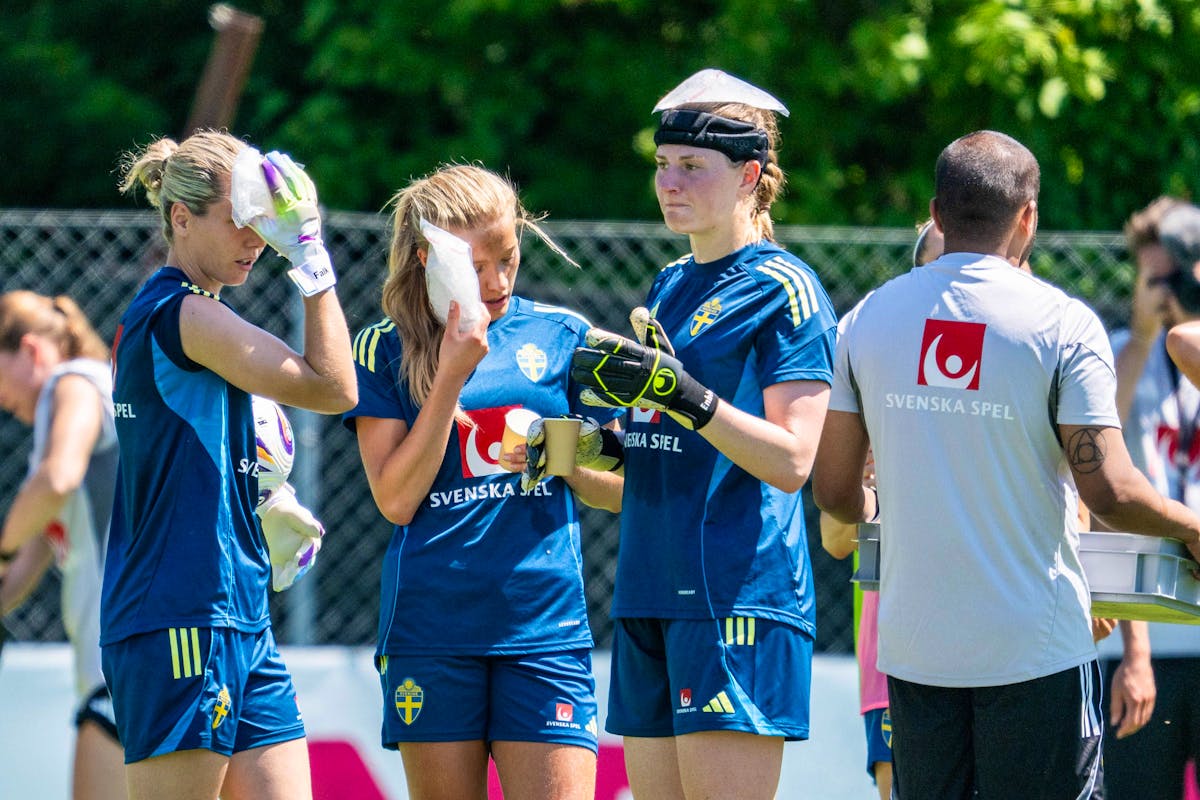 Les packs de glace à l'entraînement sont nécessaires pour l'équipe de Suède, établie à Cham. Les packs de glace à l'entraînement sont nécessaires pour l'équipe de Suède, établie à Cham.