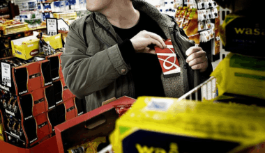 Tyve får butikker til at hæve priserne: - Det er jo ikke rimeligt. Hver tiende butik, der har været udsat for tyverier, har måttet hæve priserne for at betale regningen, viser en ny rundspørge