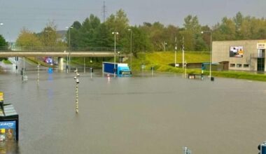 Her er der en video, som sætter vejret i perspektiv. Dette er hvordan 144 mm vand drukner et område. Der er varslet op imod 200 mm regnvand.