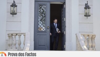 Manifestantes angolanos ameaçaram Portugal junto a São Bento? Falso | Falso