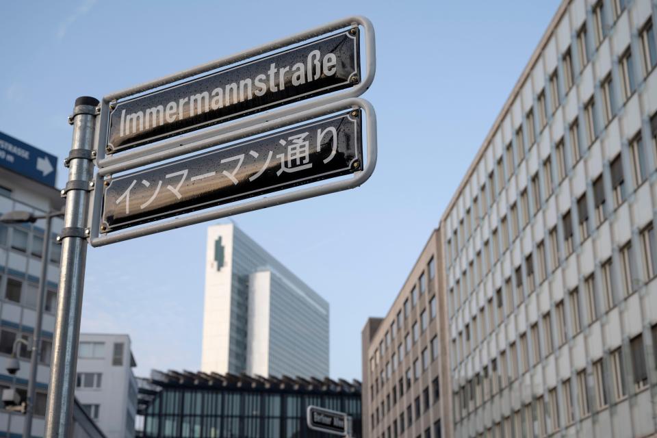 Street sign in Düsseldorf, Germany, with Immermannstraße written in German and Japanese.