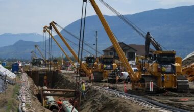 Canada awaits private sector move on Pacific crude pipeline, minister says