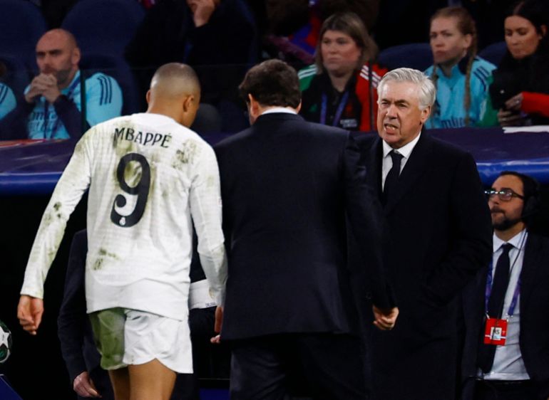 Soccer Football - Champions League - Quarter Final - Second Leg - Real Madrid v Arsenal - Santiago Bernabeu, Madrid, Spain - April 16, 2025 Real Madrid's Kylian Mbappe walks off the pitch after sustaining an injury as Real Madrid coach Carlo Ancelotti looks on REUTERS/Susana Vera