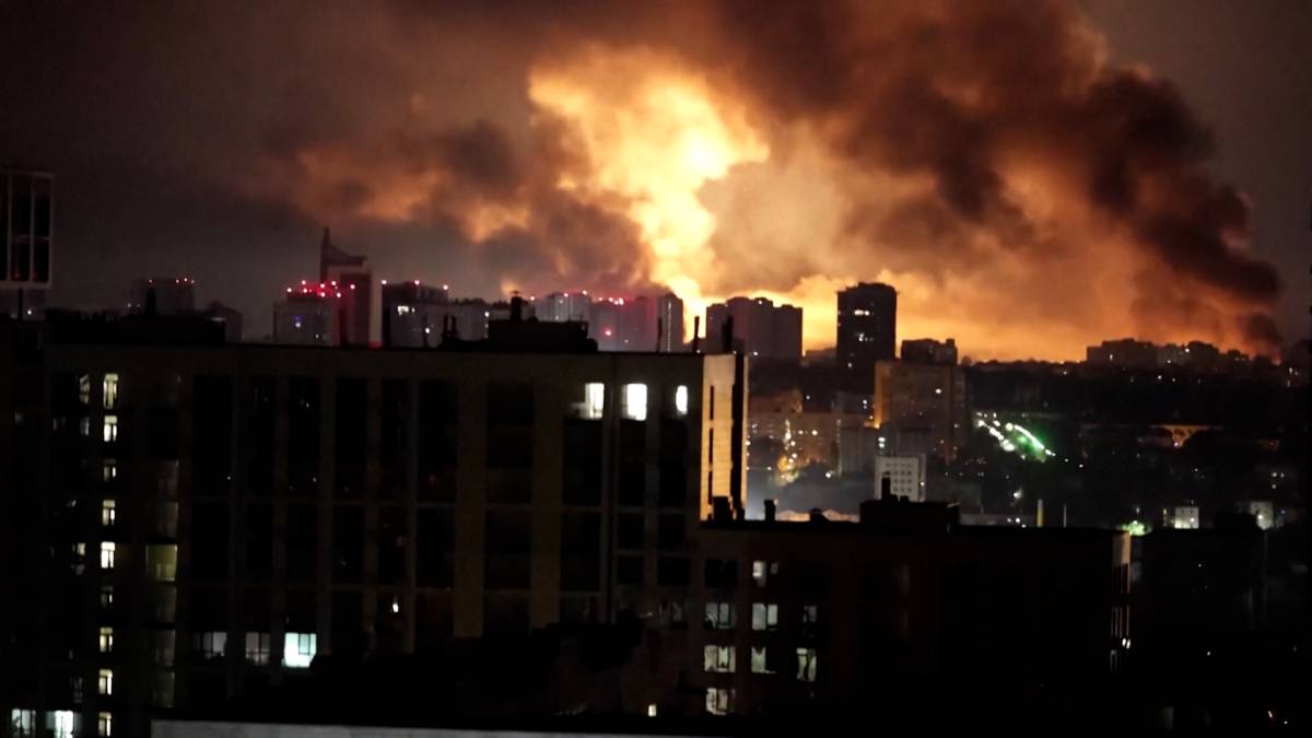 Click to play video: 'Russia pummels Kyiv just hours after Trump-Putin call in largest drone attack of the war'
