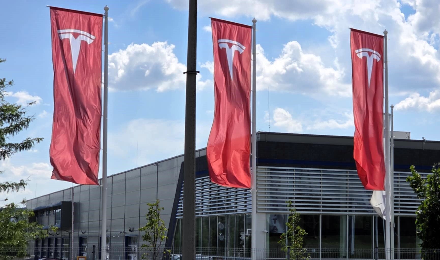 Megnyílt Magyarország második Tesla szervize