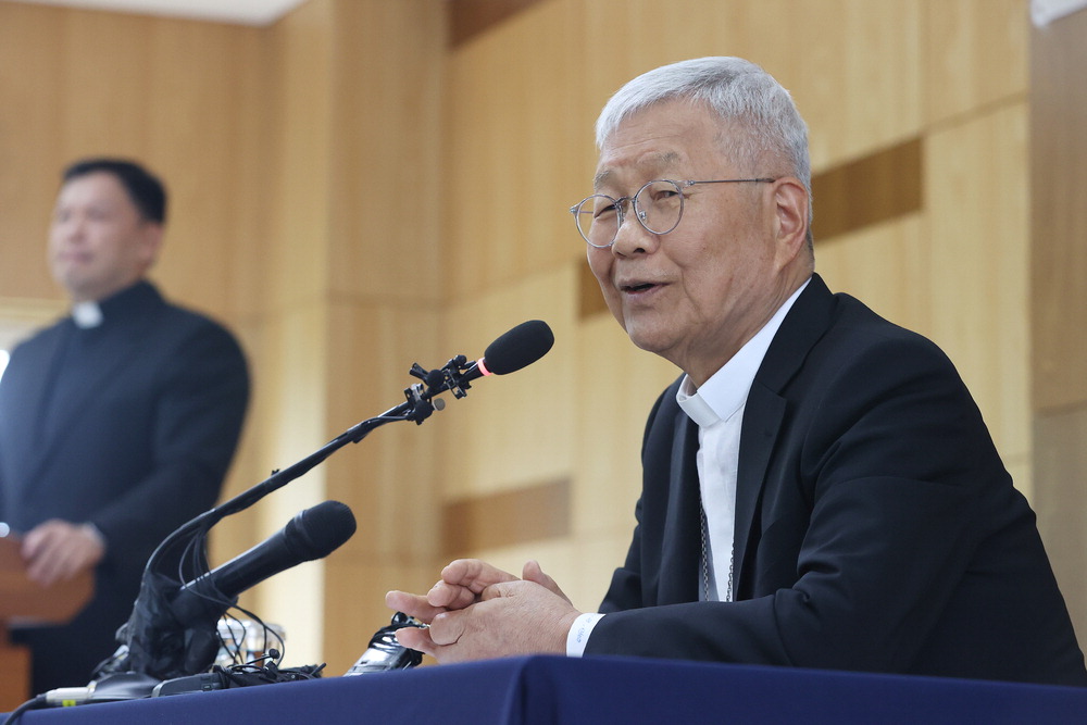 Cardinal Yoo Seong-sik answers questions at a meeting held at the Korean Catholic Bishops' Conference on the 3rd. Yonhap News Agency