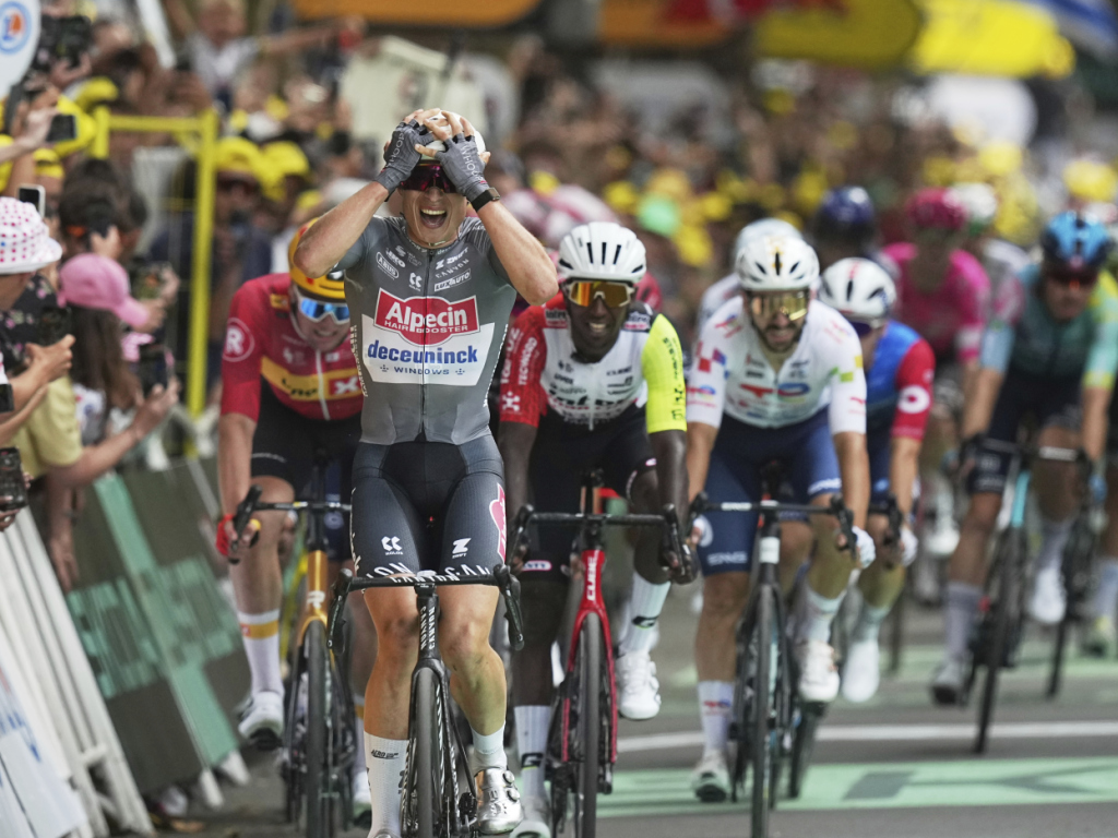 Tour de France: le Belge Jasper Philipsen gagne la 1re étape