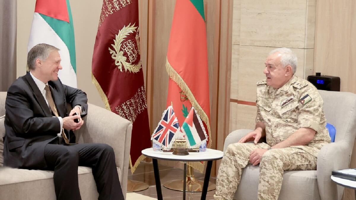 Jordania dispone de un Centro Militar para la Lucha contra el Terrorismo y el Extremismo. En imagen, el Jefe del Estado Mayor Conjunto, el general Yousef Ahmed Al-Hnaity, con el embajador británico en Amán - PHOTO/Royal Jordan Armed Forces
