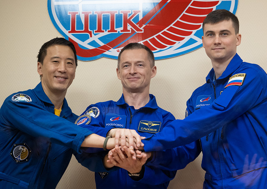 Desde principios de abril está en la ISS el astronauta de la NASA de ascendencia coreana Jonny Kim (izquierda), que voló al espacio en la capsula Soyuz MS-27 con los rusos Sergei Ryzhikov y Alexei Zubritskiy - PHOTO/NASA-Joel Kowsky