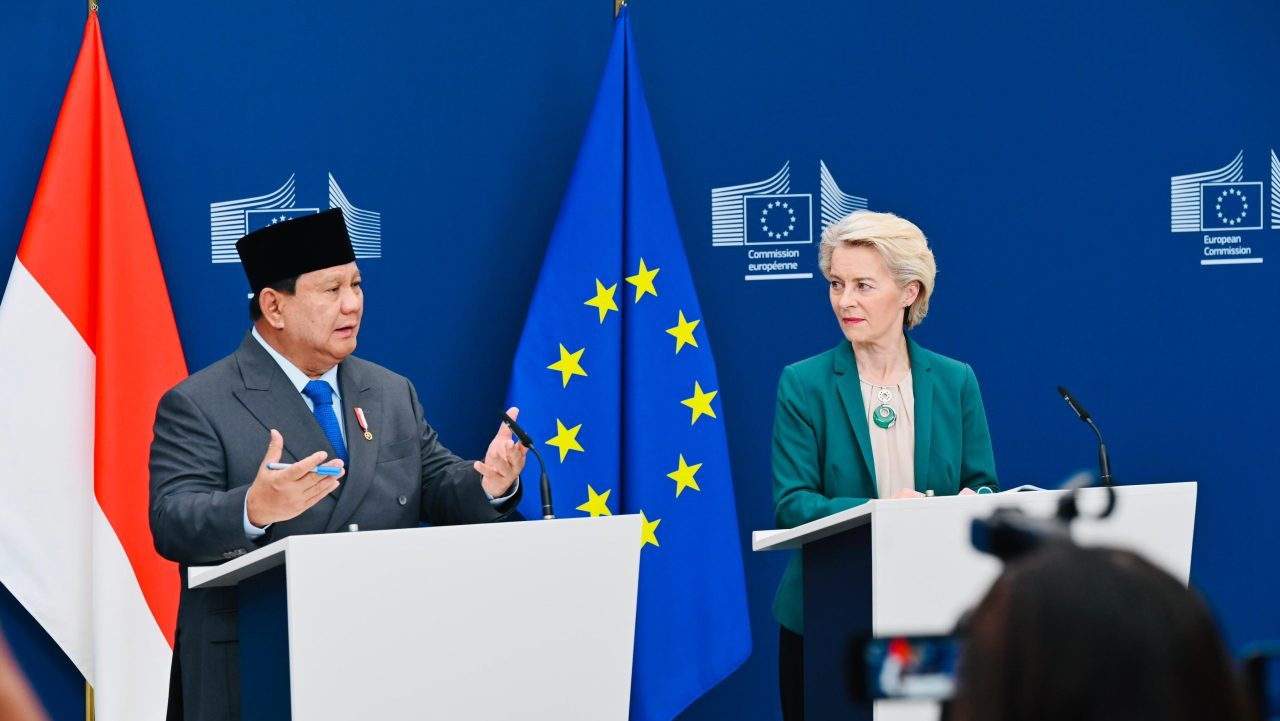 President Prabowo Subianto (left) and European Commission President Ursula von der Leyen (right) announce the "political agreement" of the Indonesia-EU Comprehensive Partnership Agreement (IEU-CEPA) on July 14, 2025 in Brussels.
