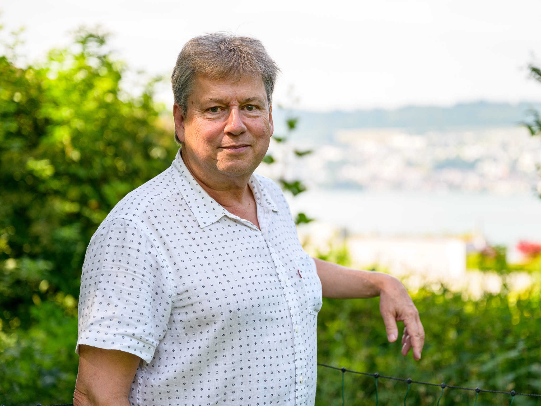 Wirtschaftsprofessor Reiner Eichenberger in einem Garten mit Blick auf eine Landschaft. Wirtschaftsprofessor Reiner Eichenberger in einem Garten mit Blick auf eine Landschaft.