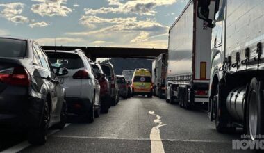 Zaradi prehitrega voznika več kot dve uri zastojev proti Kopru