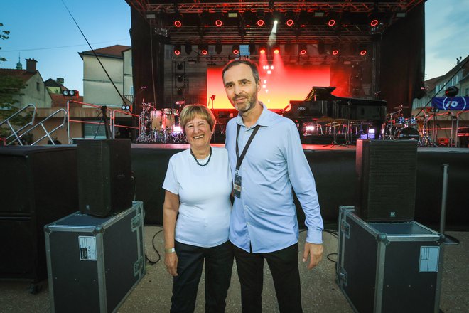 Mladen Delin, umetniški vodja Arsane, je povabil profesorico klavirja Manjo na koncert.