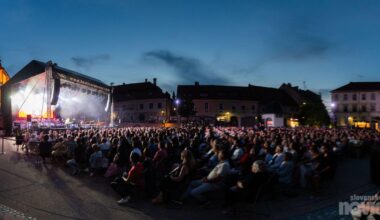 80-letna učiteljica kaznovana zaradi glasbe, koncert pod njenimi okni v znak podpore