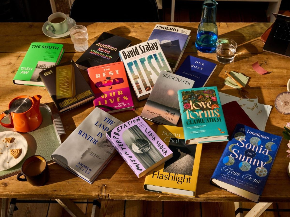 Zgłębić tożsamość. 13 „porywających” tytułów nominowanych do Nagrody Bookera 2025