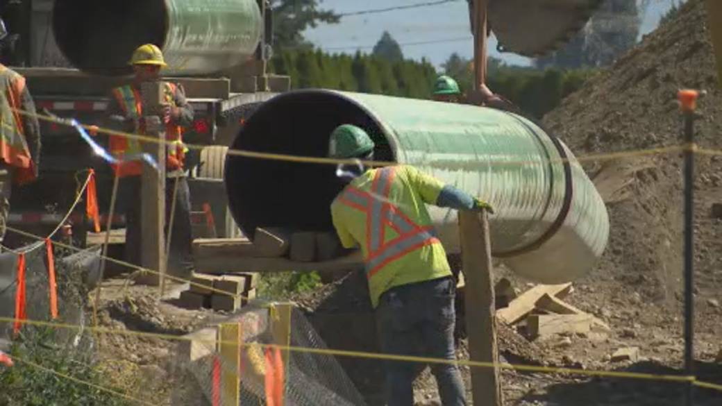 Click to play video: 'Can Canada really build another oil pipeline?'