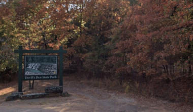 Couple slain while hiking with daughters in Arkansas state park, police say