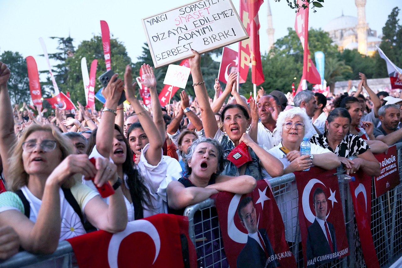 Anhänger der Oppositionspartei CHP bei einer Kundgebung anlässlich des 100. Tages der Inhaftierung des Istanbuler Bürgermeisters Ekrem Imamoglu in Istanbul