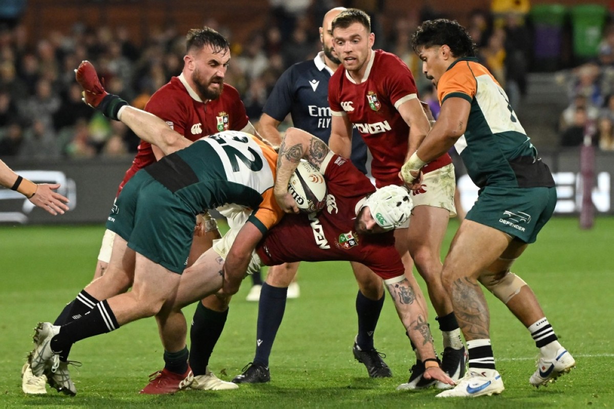 ADELAIDE: British and Irish Lions’ Mack Hansen (center) is tackled by Harry McLaughlin-Phillips (left) of Australia and New Zealand Invitational XV during the tour match between the Australia and New Zealand Invitational XV and the British and Irish Lions on July 12, 2025. –AFP