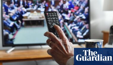 BBC to look at overhauling licence fee as 300,000 more households stop paying | BBC licence fee