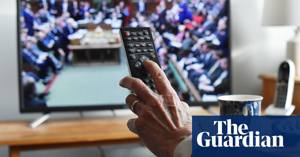 BBC to look at overhauling licence fee as 300,000 more households stop paying | BBC licence fee