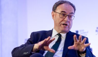 Bank feels pressure to ease gilt sales amid rising costs