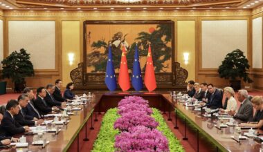 Le président chinois Xi Jinping (4e g) écoute le président du Conseil européen Antonio Costa (2e d), en présence de la présidente de la Commission européenne Ursula von der Leyen (3e d) et de la cheffe de la diplomatie européenne Kaja Kallas (d) lors de l'ouverture du 25e sommet Union européenne - Chine au Grand Palais du Peuple à Pékin, le 24 juillet 2025