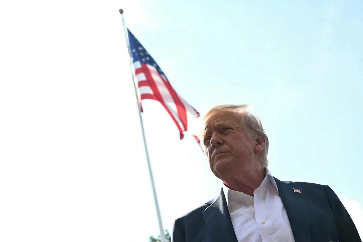 FTSE 100 and US stocks fall as Trump escalates trade war