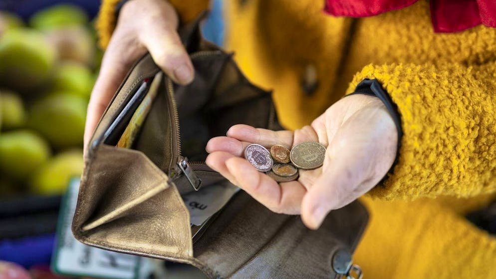 Almost one in six respondents (16 percent) regularly has difficulties paying their health insurance premiums. (symbolic image)
