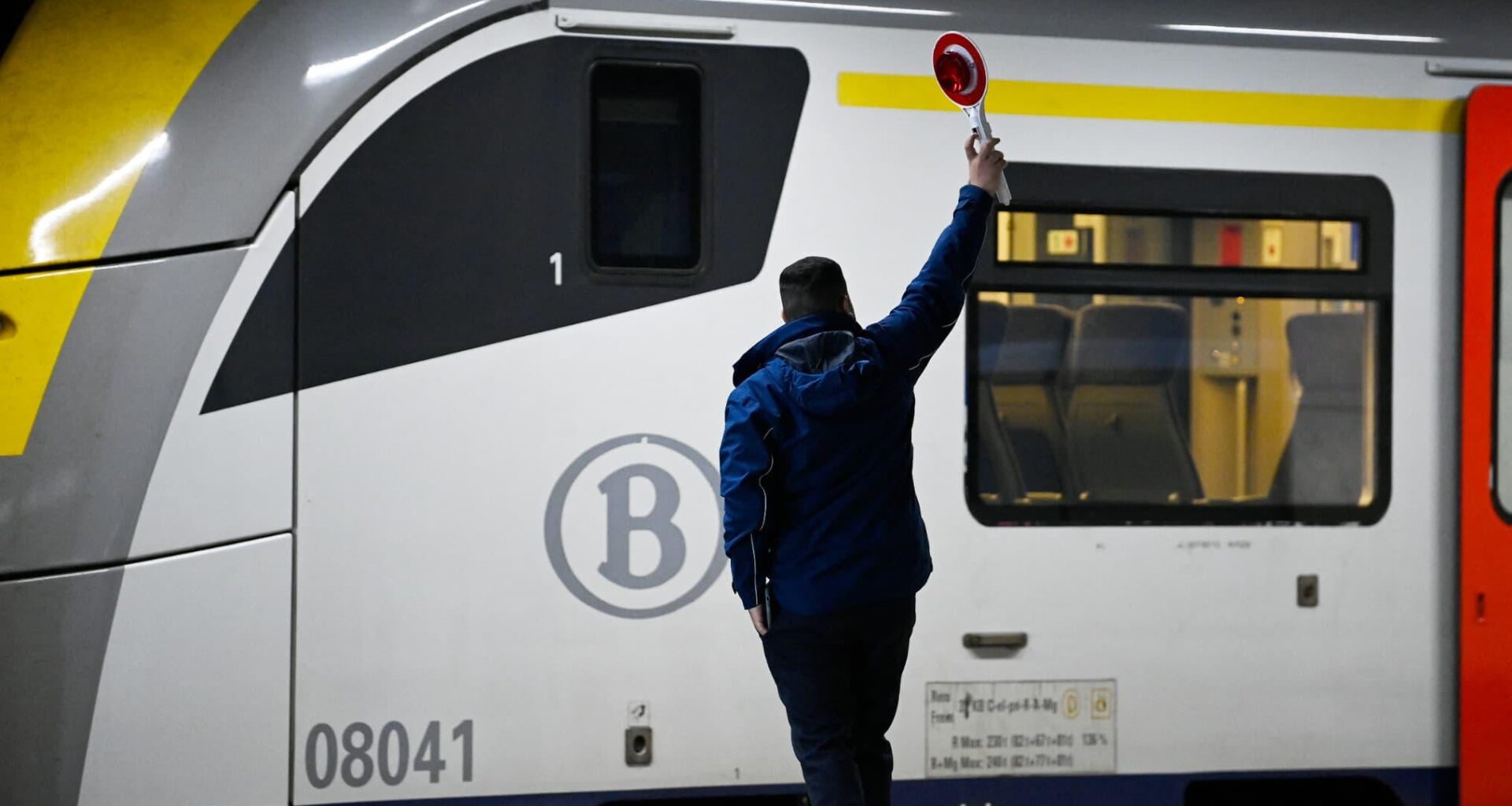 La plainte a été jugée recevable: le contrôleur de train belge qui a dit "bonjour" en français en plein territoire flamand sera bien poursuivi