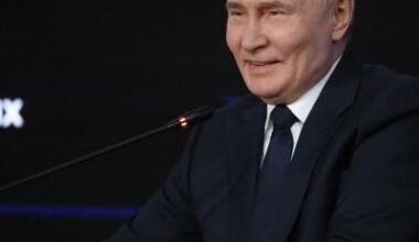 Kremlin gloats about US weapons pause to Ukraine