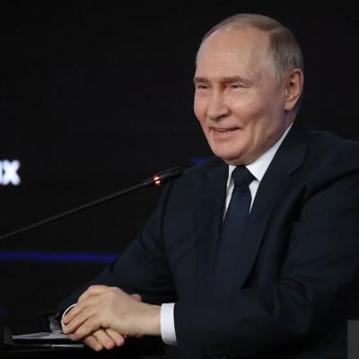 Kremlin gloats about US weapons pause to Ukraine