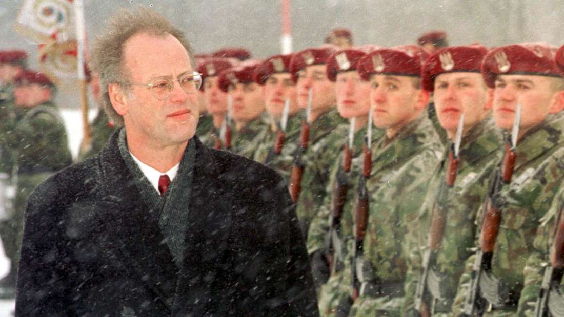Rudolf Scharping (1998 bis 2002): Als die Ehrenformation der polnischen Armee den Minister im Februar 1999 im polnischen Krakau begrüßte, war Scharpings Welt noch in Ordnung. Doch dann stolperte er über zwei verhängnisvolle Affären. Während nämlich die Bundeswehr kurz vor einem Einsatz in Mazedonien stand, ließ er sich quietschvergnügt mit seiner Lebensgefährtin im Swimmingpool fotografieren. Und auch die dubiosen Deals mit PR-Mann Moritz Hunzinger stießen der SPD sauer auf. Im Juli 2002 wurde Scharping schließlich entlassen.