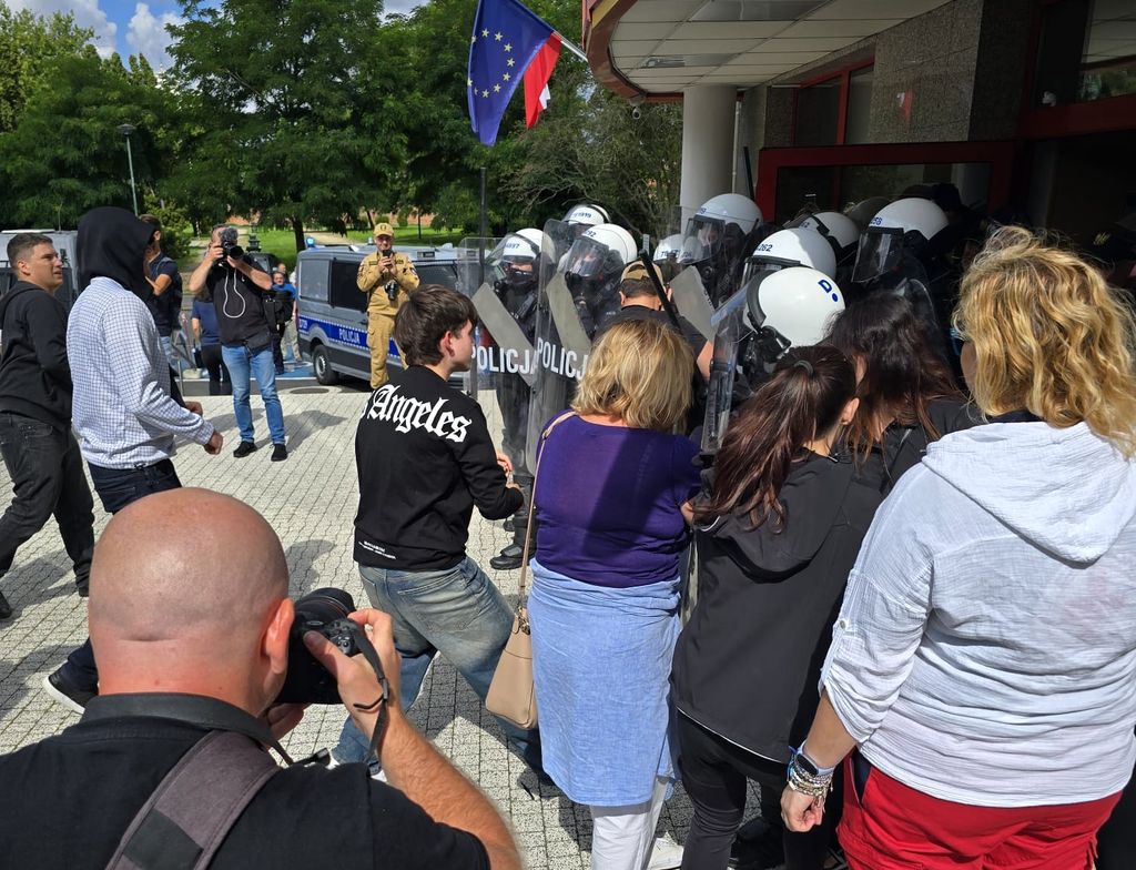 pododdział policji i protestujący w czasie ćwiczeń 